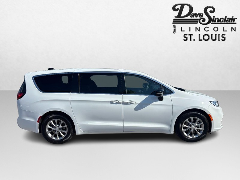Chrysler Pacifica Vehicle Full-screen Gallery Image 02