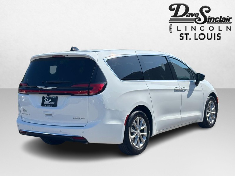 Chrysler Pacifica Vehicle Full-screen Gallery Image 03