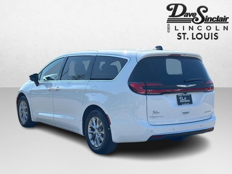 Chrysler Pacifica Vehicle Full-screen Gallery Image 04