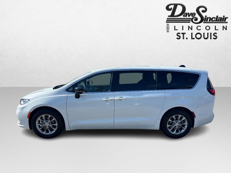 Chrysler Pacifica Vehicle Full-screen Gallery Image 05
