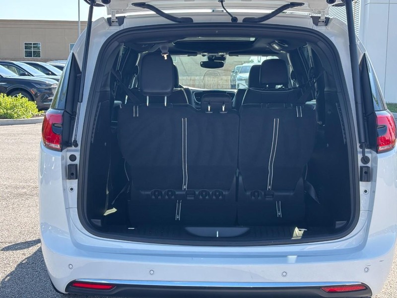 Chrysler Pacifica Vehicle Full-screen Gallery Image 09