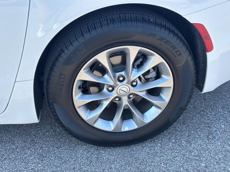 Chrysler Pacifica Vehicle Full-screen Gallery Image 10