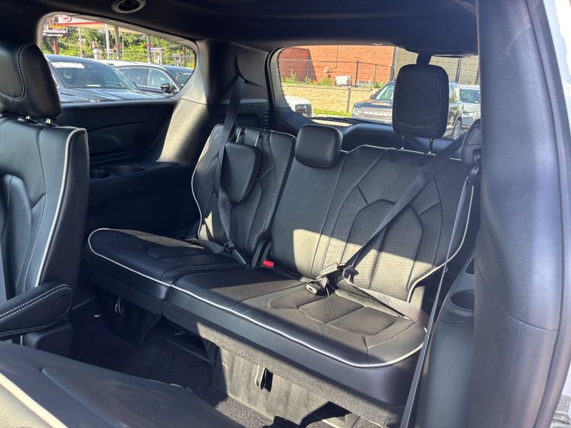 Chrysler Pacifica Vehicle Full-screen Gallery Image 11