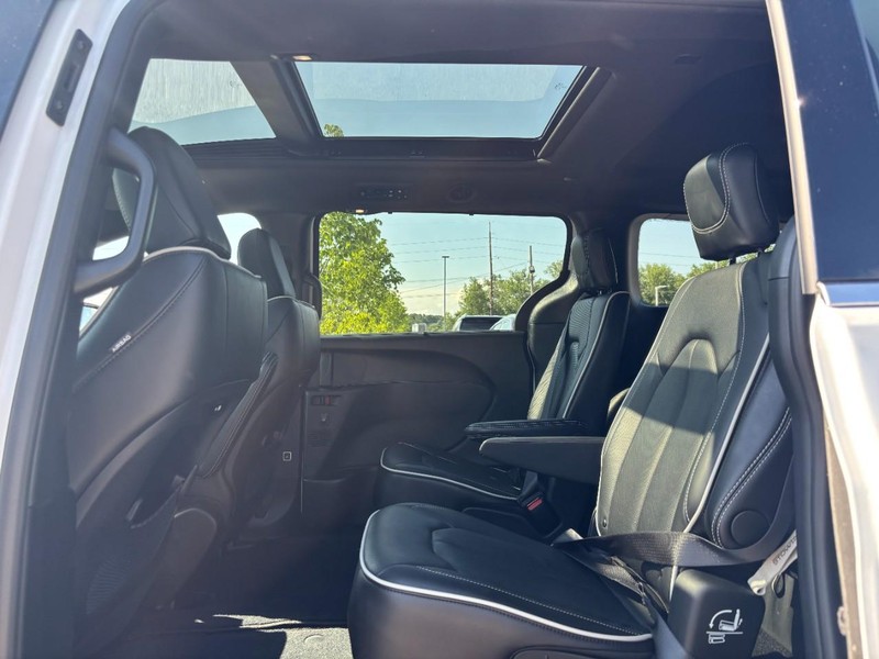 Chrysler Pacifica Vehicle Full-screen Gallery Image 12