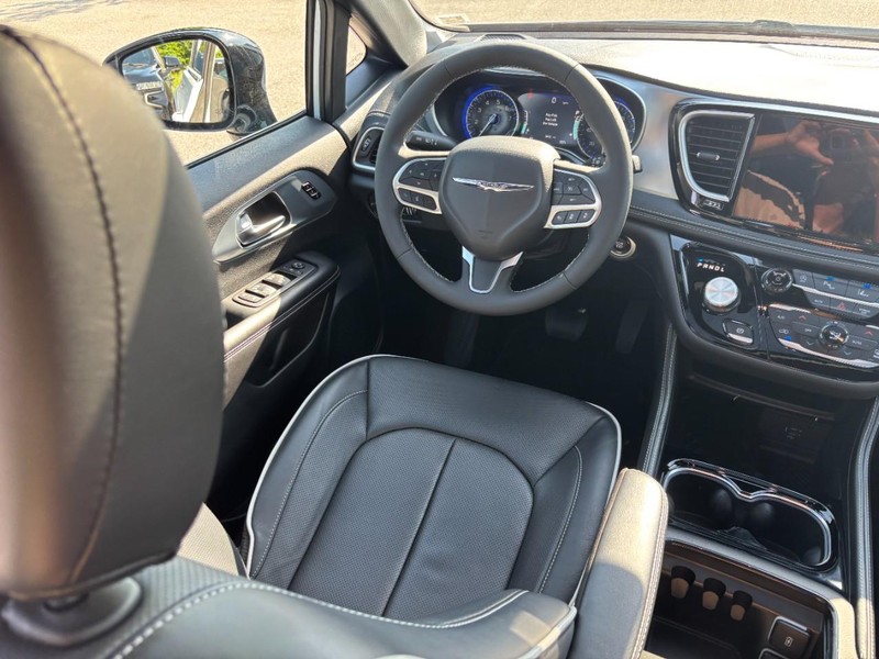 Chrysler Pacifica Vehicle Full-screen Gallery Image 13