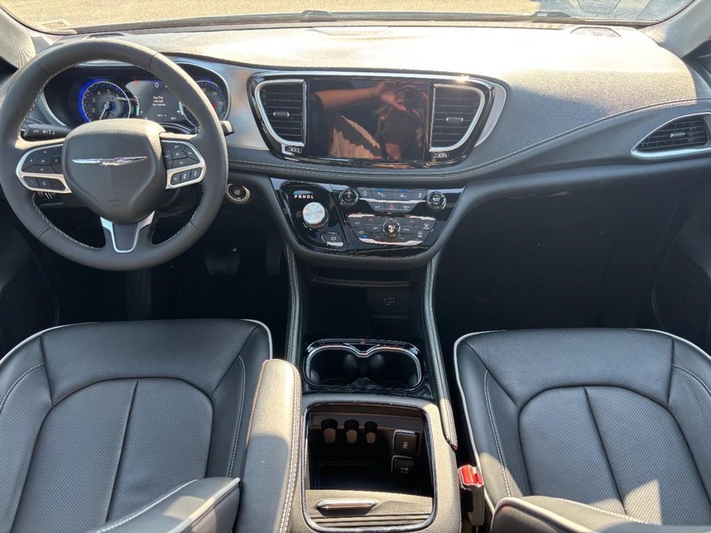 Chrysler Pacifica Vehicle Full-screen Gallery Image 14