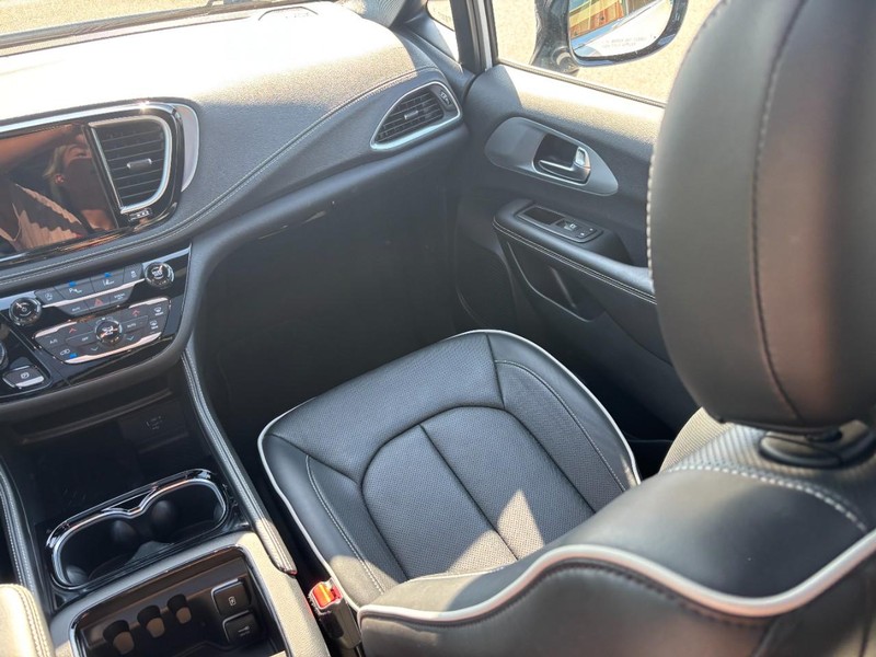 Chrysler Pacifica Vehicle Full-screen Gallery Image 15
