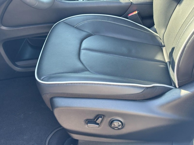 Chrysler Pacifica Vehicle Full-screen Gallery Image 16