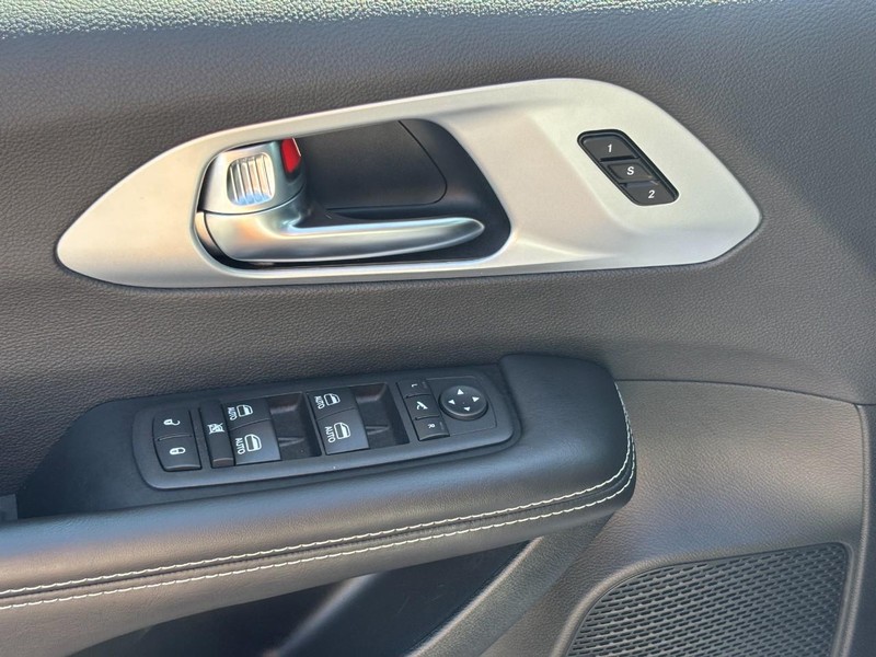 Chrysler Pacifica Vehicle Full-screen Gallery Image 17