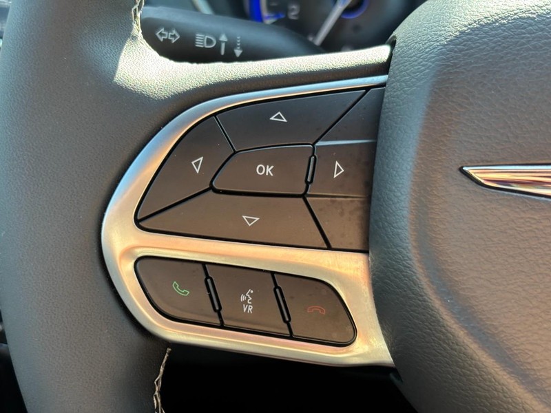 Chrysler Pacifica Vehicle Full-screen Gallery Image 18