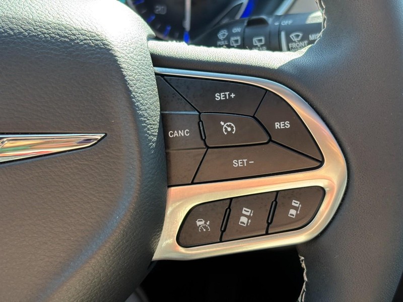 Chrysler Pacifica Vehicle Full-screen Gallery Image 19