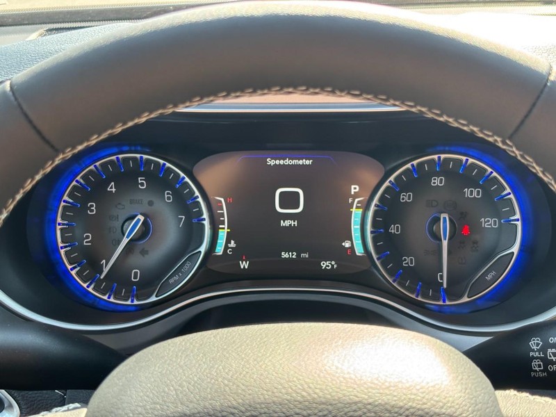 Chrysler Pacifica Vehicle Full-screen Gallery Image 20