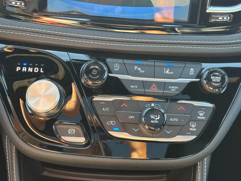 Chrysler Pacifica Vehicle Full-screen Gallery Image 23