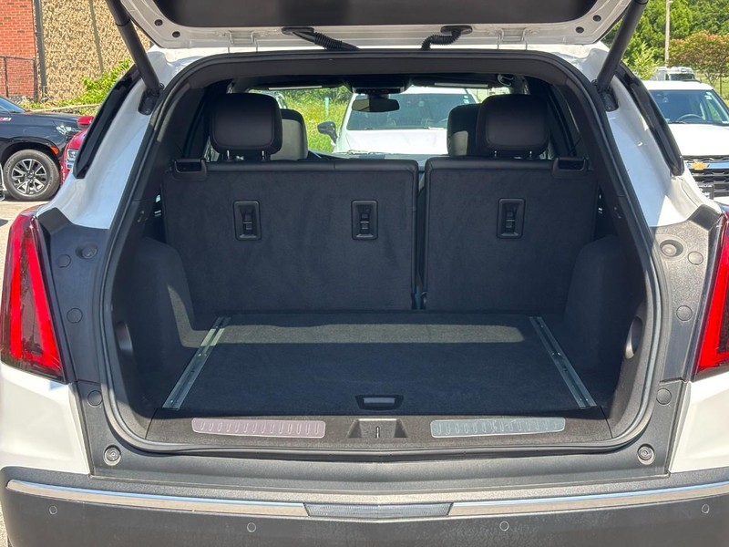 Cadillac XT5 Vehicle Full-screen Gallery Image 09