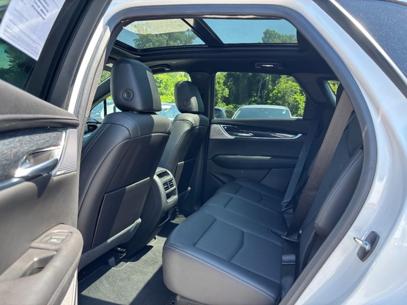 Cadillac XT5 Vehicle Full-screen Gallery Image 11