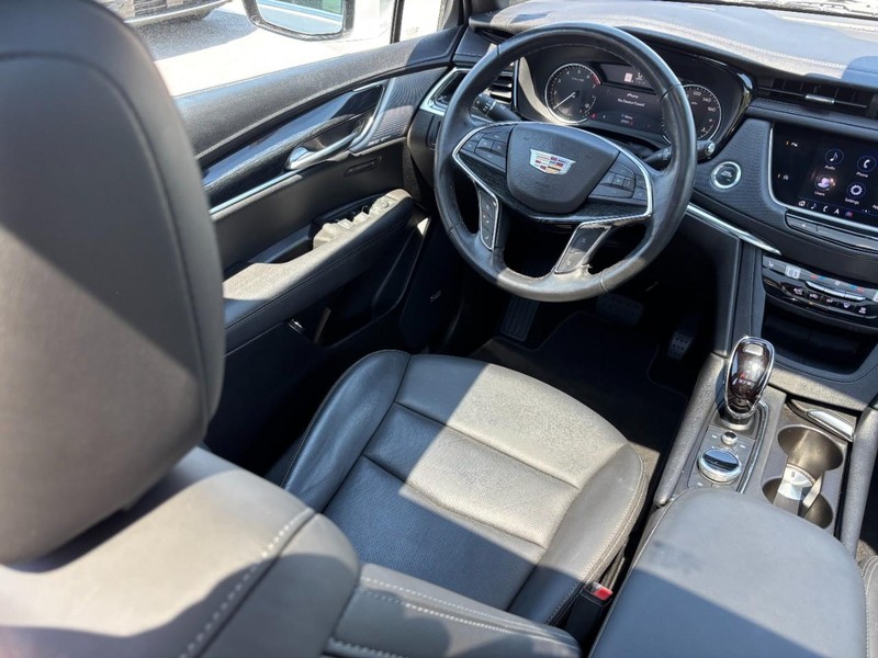 Cadillac XT5 Vehicle Full-screen Gallery Image 12