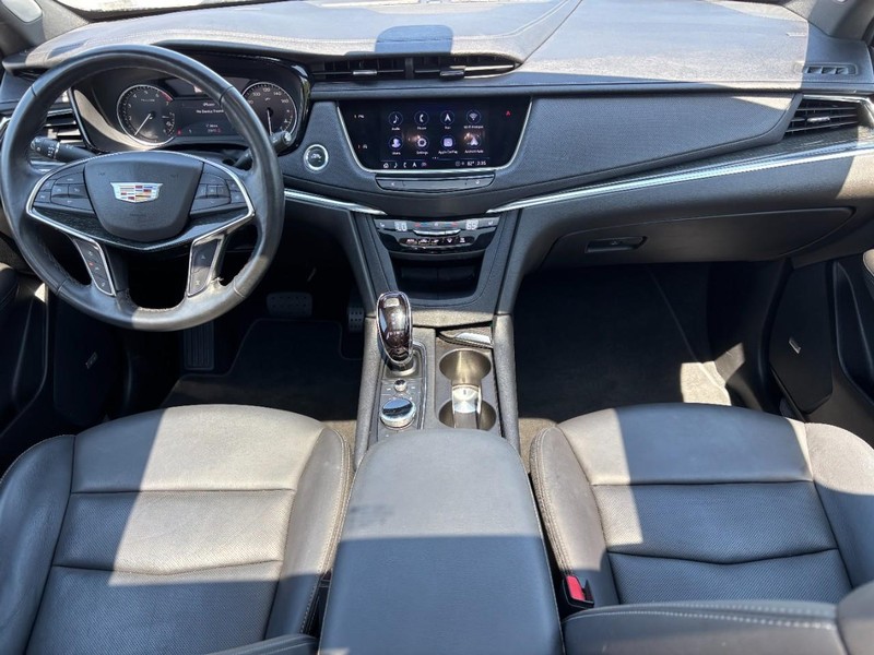 Cadillac XT5 Vehicle Full-screen Gallery Image 13