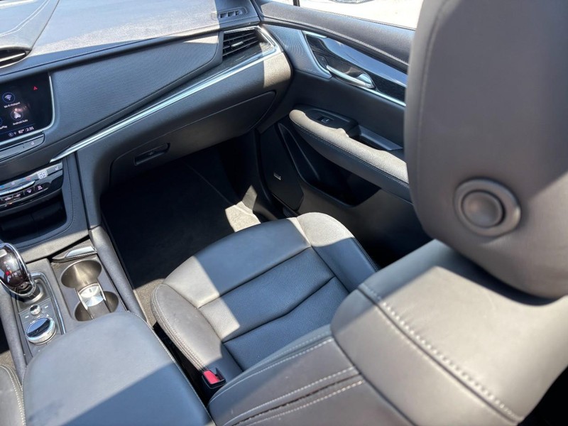 Cadillac XT5 Vehicle Full-screen Gallery Image 14