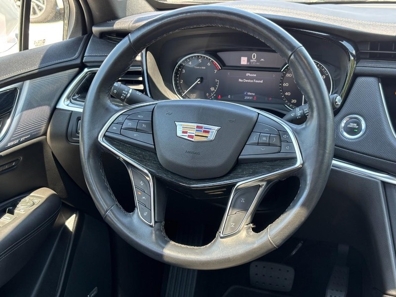 Cadillac XT5 Vehicle Full-screen Gallery Image 15