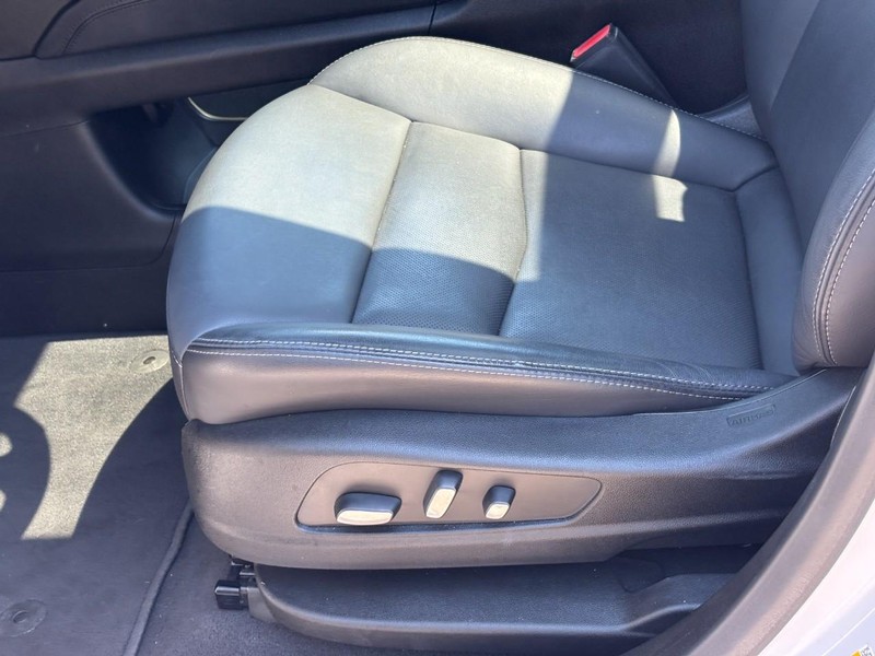 Cadillac XT5 Vehicle Full-screen Gallery Image 16