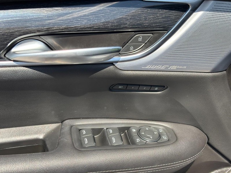 Cadillac XT5 Vehicle Full-screen Gallery Image 17