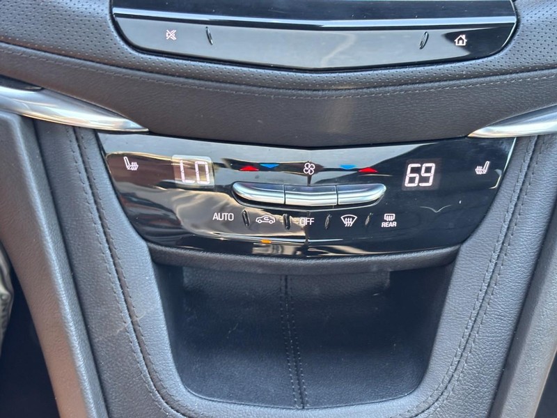Cadillac XT5 Vehicle Full-screen Gallery Image 21
