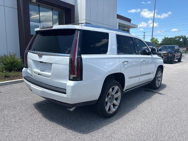 Cadillac Escalade Vehicle Full-screen Gallery Image 03