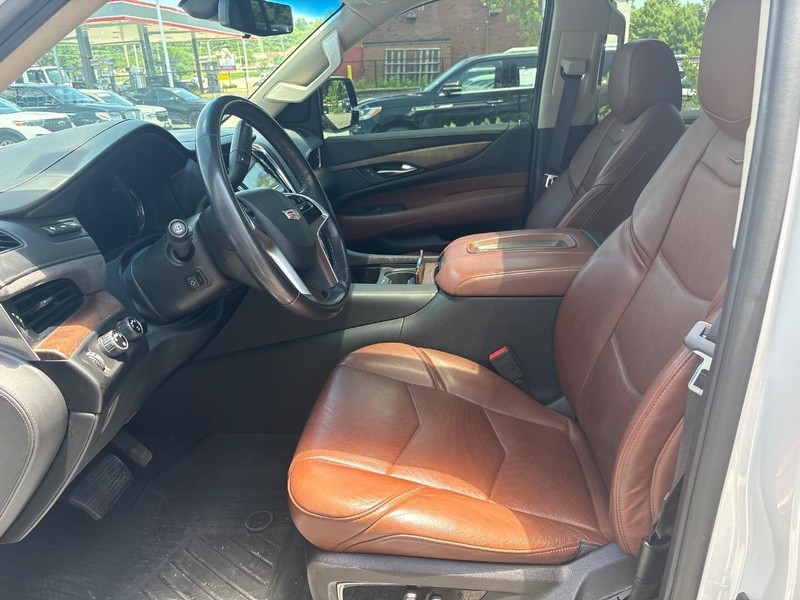 Cadillac Escalade Vehicle Full-screen Gallery Image 05