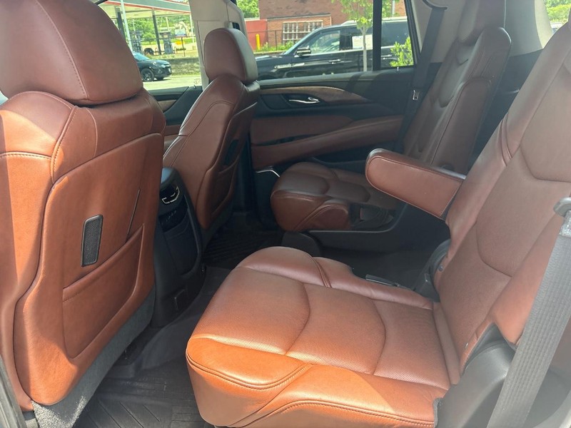 Cadillac Escalade Vehicle Full-screen Gallery Image 06
