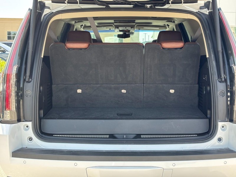 Cadillac Escalade Vehicle Full-screen Gallery Image 09