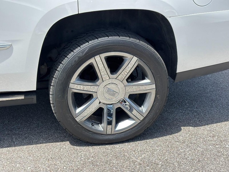 Cadillac Escalade Vehicle Full-screen Gallery Image 10