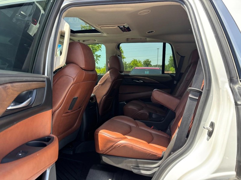 Cadillac Escalade Vehicle Full-screen Gallery Image 12
