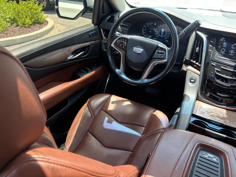 Cadillac Escalade Vehicle Full-screen Gallery Image 13