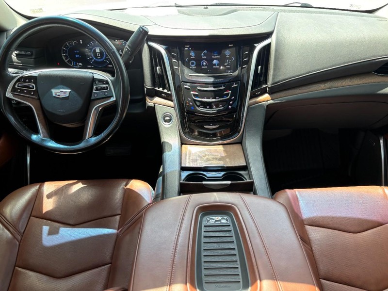 Cadillac Escalade Vehicle Full-screen Gallery Image 14