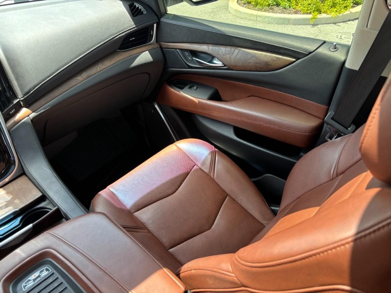 Cadillac Escalade Vehicle Full-screen Gallery Image 15