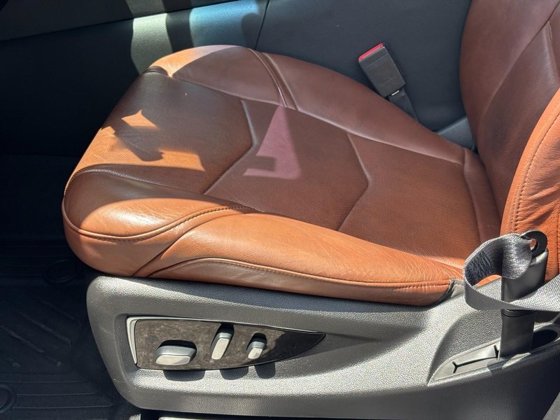 Cadillac Escalade Vehicle Full-screen Gallery Image 16