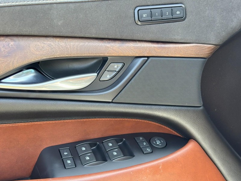 Cadillac Escalade Vehicle Full-screen Gallery Image 17