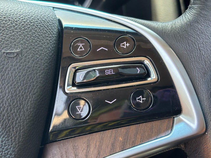 Cadillac Escalade Vehicle Full-screen Gallery Image 20