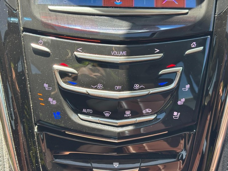Cadillac Escalade Vehicle Full-screen Gallery Image 25