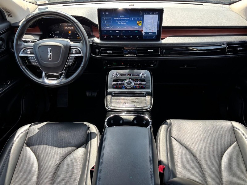 Lincoln Nautilus Vehicle Full-screen Gallery Image 14