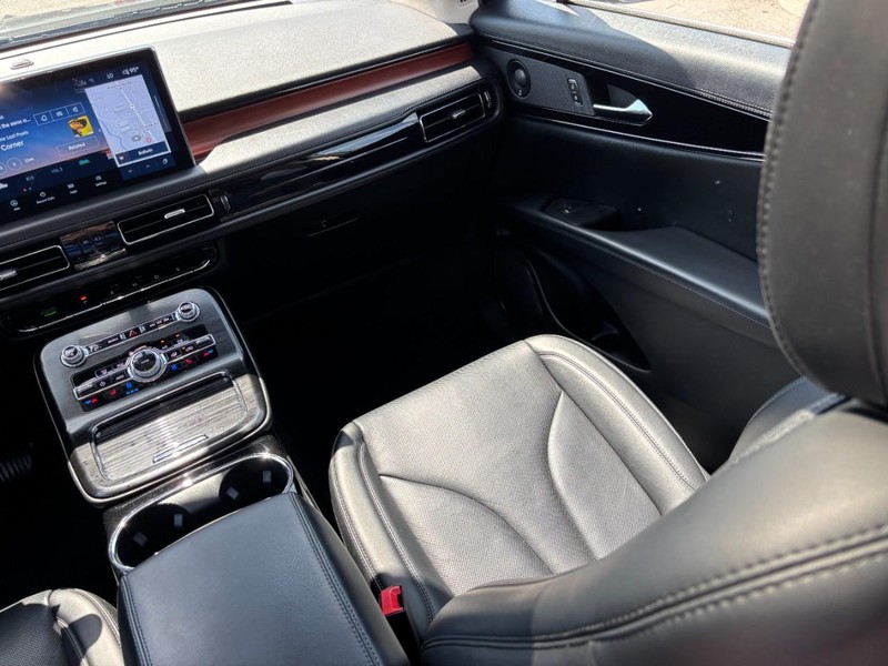 Lincoln Nautilus Vehicle Full-screen Gallery Image 15