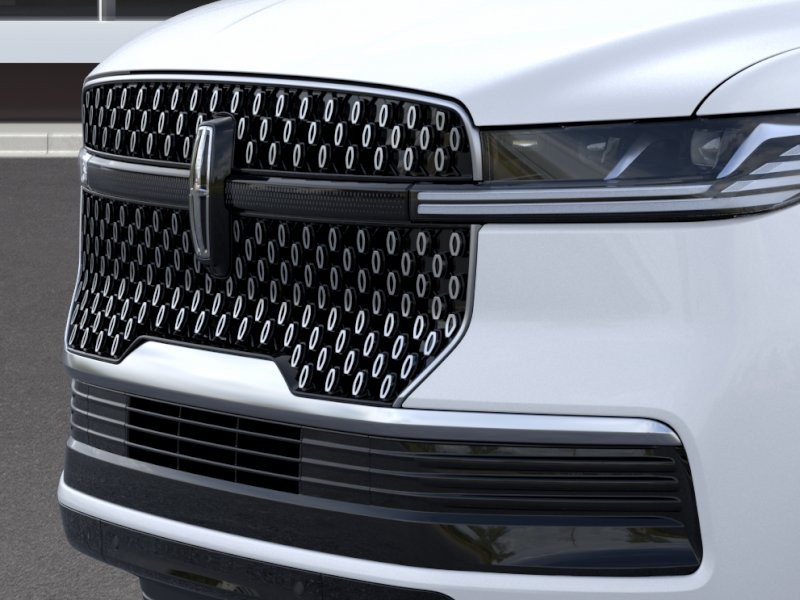 Lincoln Navigator Vehicle Full-screen Gallery Image 18
