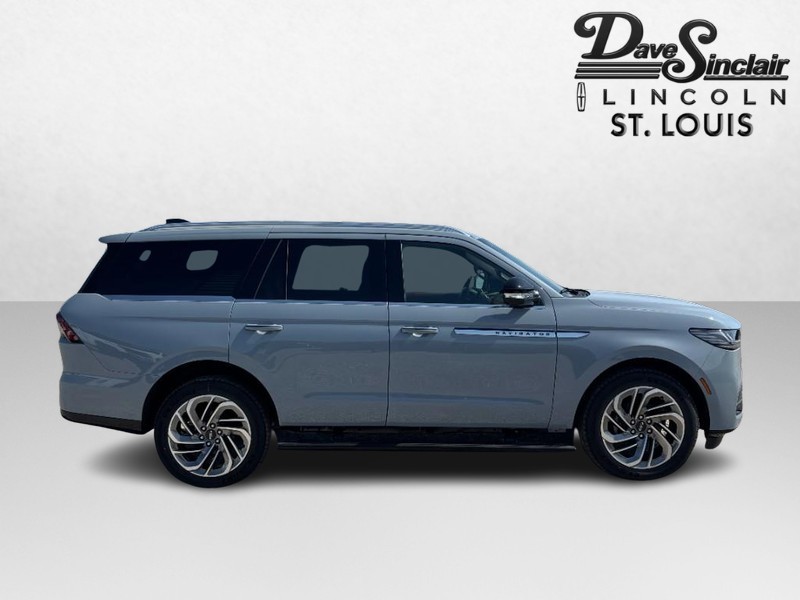 Lincoln Navigator Vehicle Full-screen Gallery Image 02
