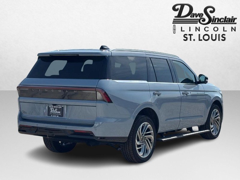 Lincoln Navigator Vehicle Full-screen Gallery Image 03