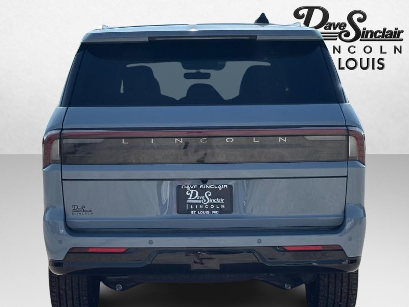 Lincoln Navigator Vehicle Full-screen Gallery Image 04