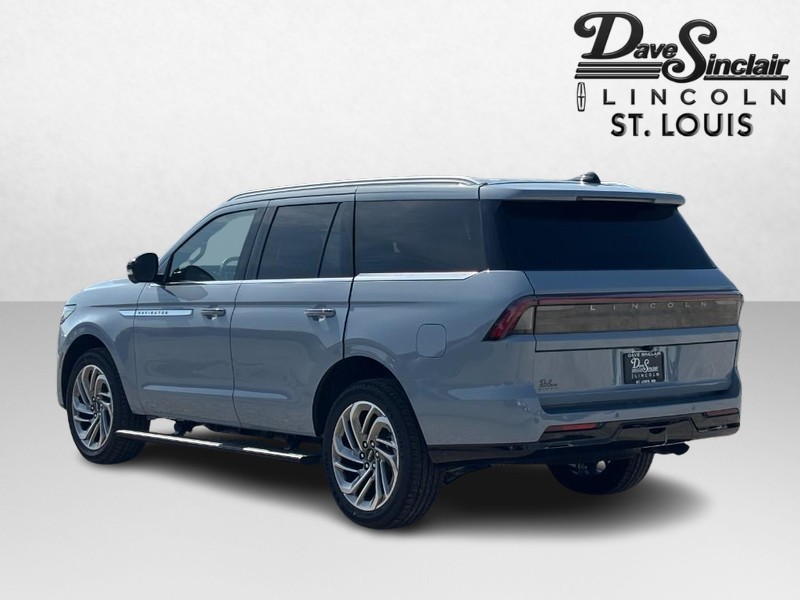 Lincoln Navigator Vehicle Full-screen Gallery Image 05