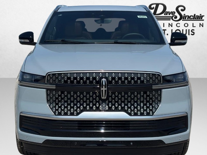 Lincoln Navigator Vehicle Full-screen Gallery Image 09