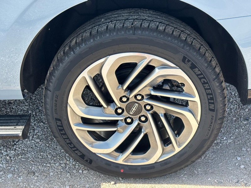 Lincoln Navigator Vehicle Full-screen Gallery Image 10