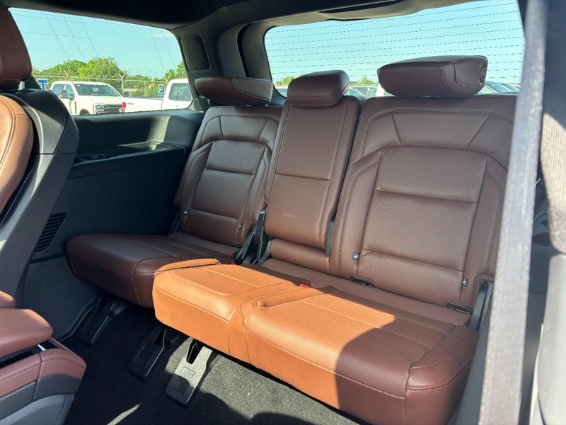 Lincoln Navigator Vehicle Full-screen Gallery Image 11