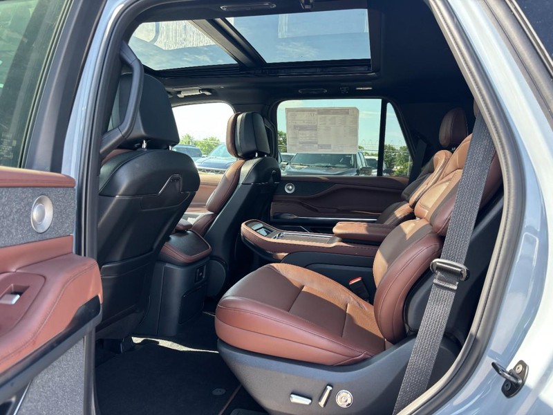 Lincoln Navigator Vehicle Full-screen Gallery Image 12